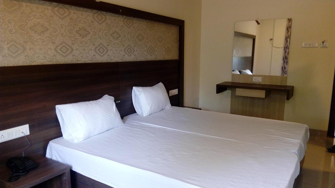 Hotel Veer Residency Panvel Esterno foto