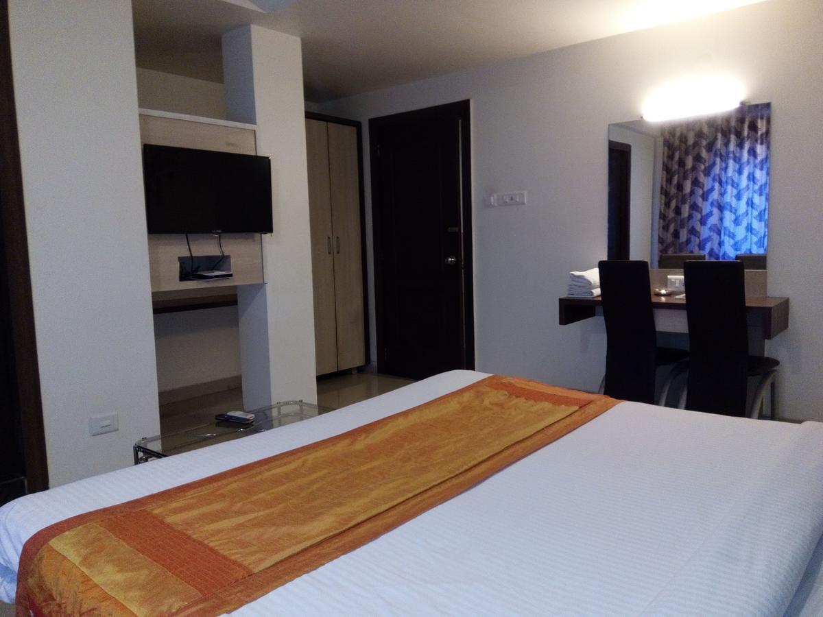 Hotel Veer Residency Panvel Esterno foto