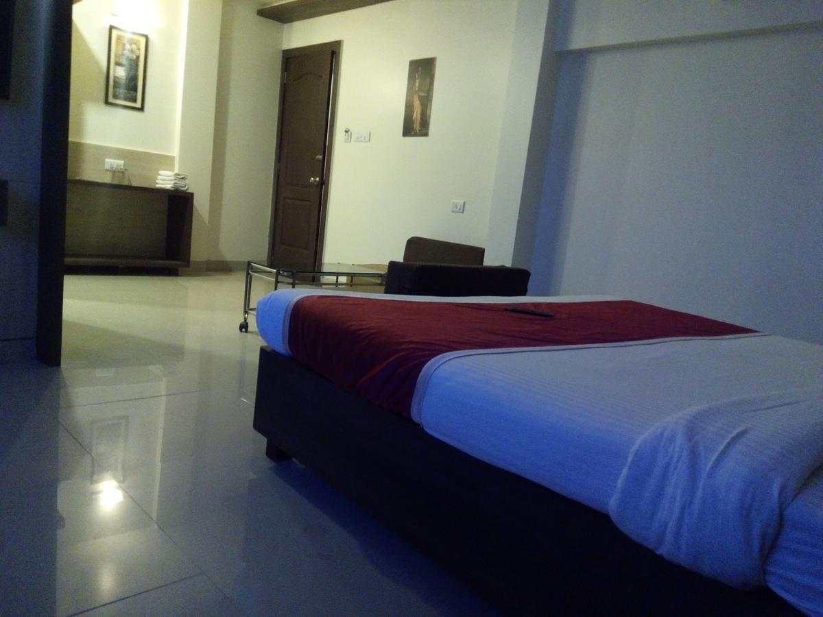 Hotel Veer Residency Panvel Esterno foto