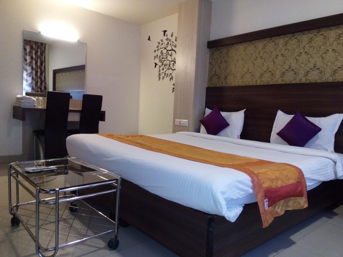 Hotel Veer Residency Panvel Esterno foto