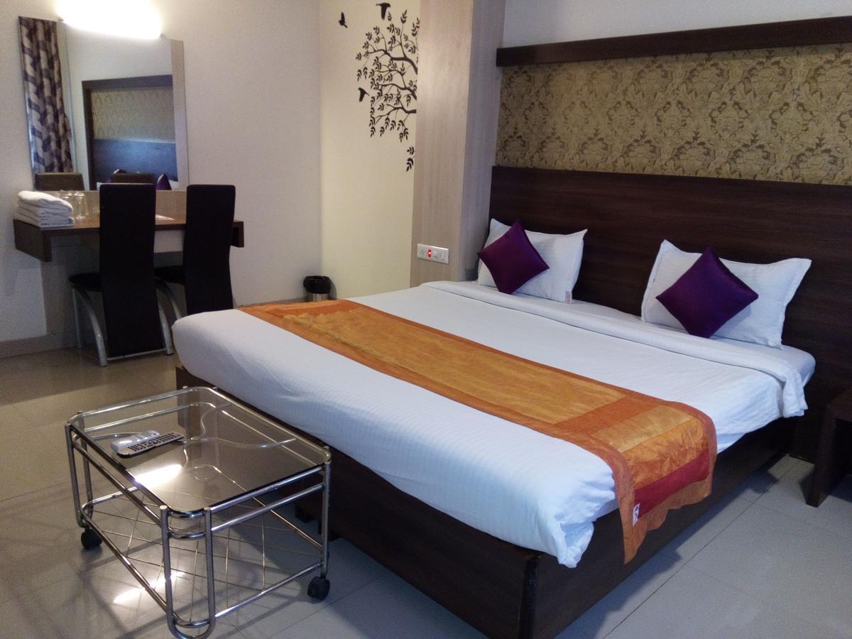 Hotel Veer Residency Panvel Esterno foto